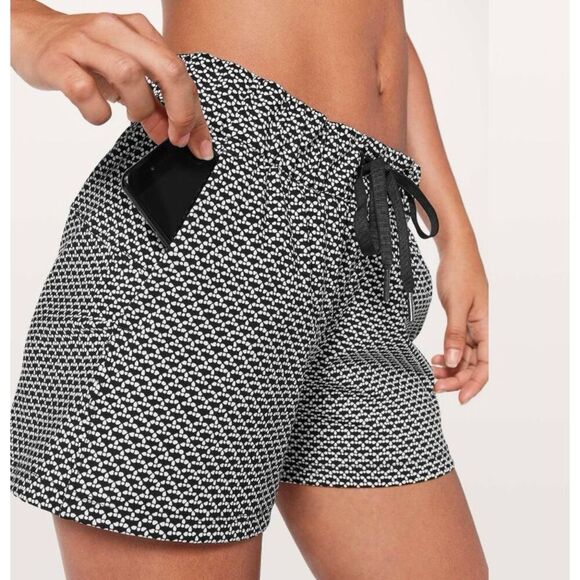 lululemon athletica Pants - Lululemon Athletica On The Fly Shorts in Monochromatic Black Print - US Women’s